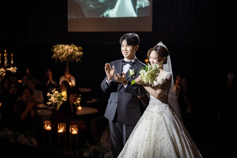 어두운 홀에서의 본식스냅