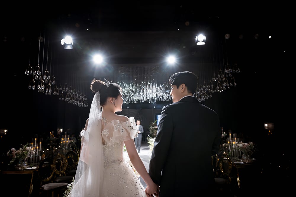 어두운 홀에서의 본식스냅